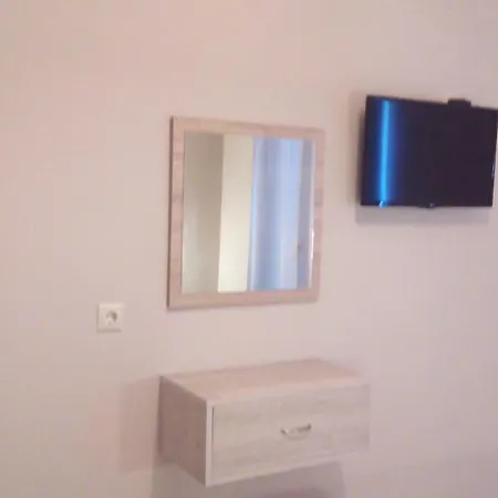 Poppy Beloni Ханья