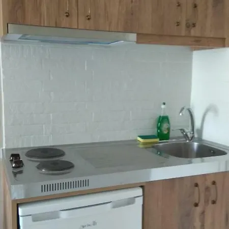 Poppy Beloni Ханья